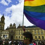 27nov2012---manifestante-segura-uma-bandeira-do-movimento-lgbt-lesbicas-gays-bissexuais-e-transgeneros-durante-passeata-em-bogota-capital-da-colombia-1354041775838_956x500