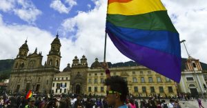 27nov2012---manifestante-segura-uma-bandeira-do-movimento-lgbt-lesbicas-gays-bissexuais-e-transgeneros-durante-passeata-em-bogota-capital-da-colombia-1354041775838_956x500
