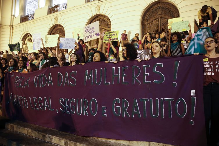 Mulheres fazem marcha pela legalização do aborto, com lenços verdes em referência à campanha que derrubou a criminalização na Argentina.
