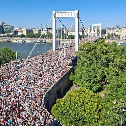 Marcha do Orgulho em Budapeste: Entrevista com Judit Takács  